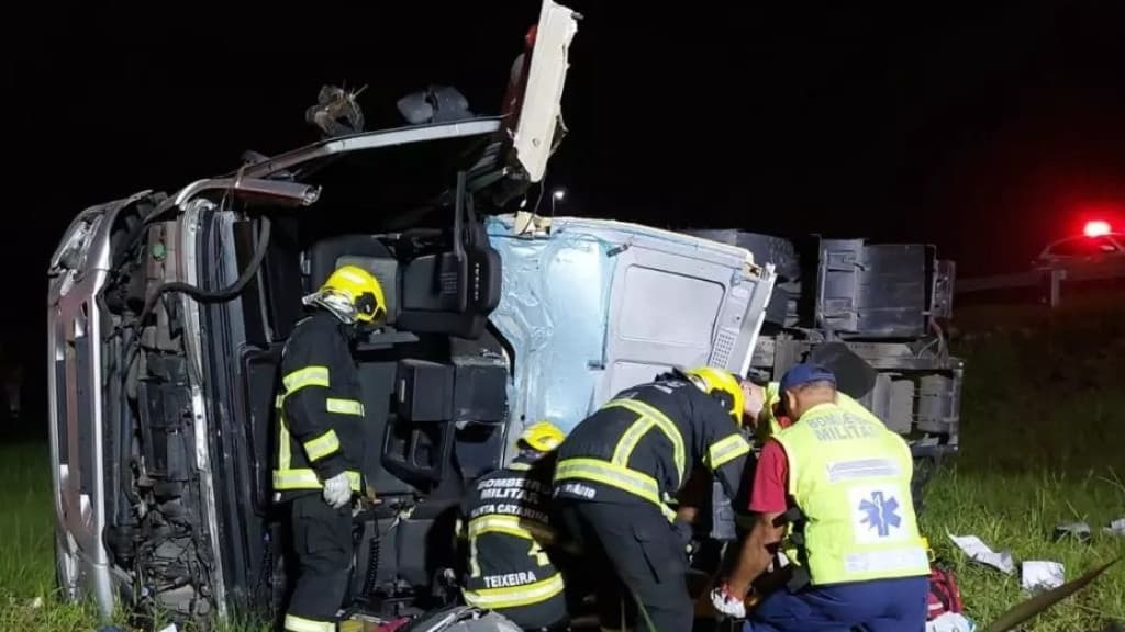 Trabalhador fica preso às ferragens após caminhão tombar na BR-470