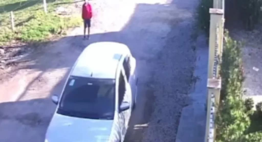 Pai esquece filho em casa, vai sozinho para escola e viraliza nas redes sociais