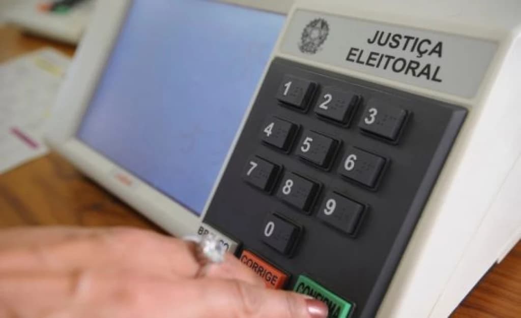 Celular será proibido na cabine de votação e descumprimento pode dar polícia