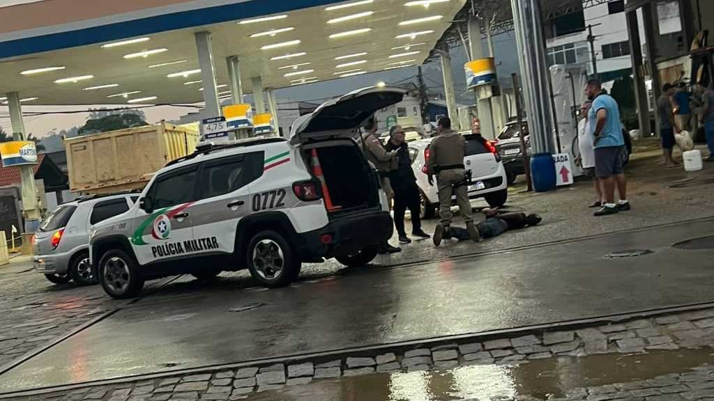 Homem em SC espalha gasolina em posto e tenta incendiar o próprio corpo