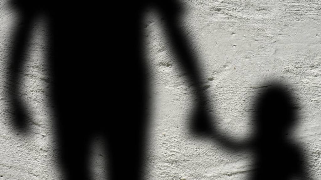 Menina de 6 anos filma o próprio estupro; suspeito é detido e solto no mesmo dia
