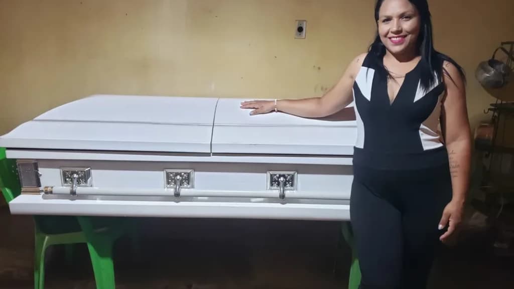 Ex-funcionária de funerária recebe “caixão de luxo” como indenização trabalhista