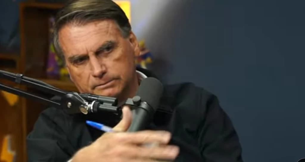 “Botei só de sacanagem”, diz Bolsonaro sobre sigilo na vacinação