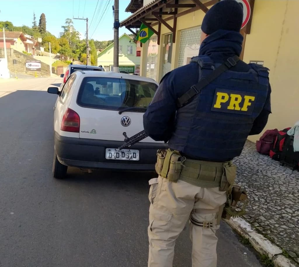 Carro furtado no Paraná é recuperado um ano depois em SC