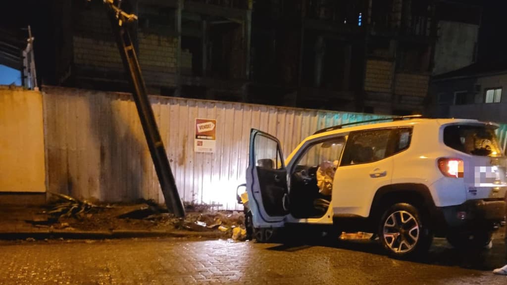 Motorista bate carro durante “briga” de casal em Tijucas