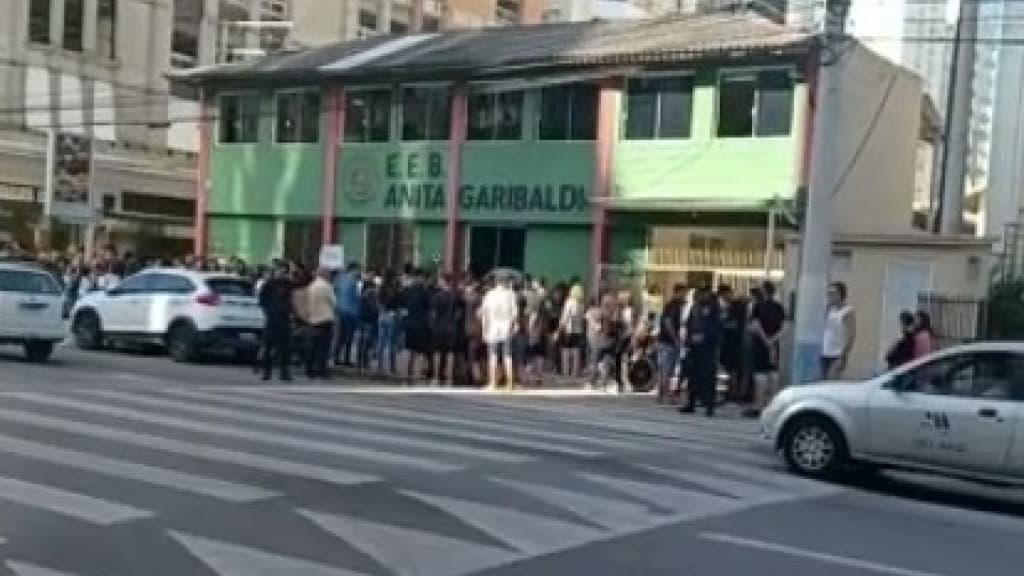 Alunos e professores da Escola Anita Garibaldi, em Itapema, pedem melhorias urgentes mais uma vez