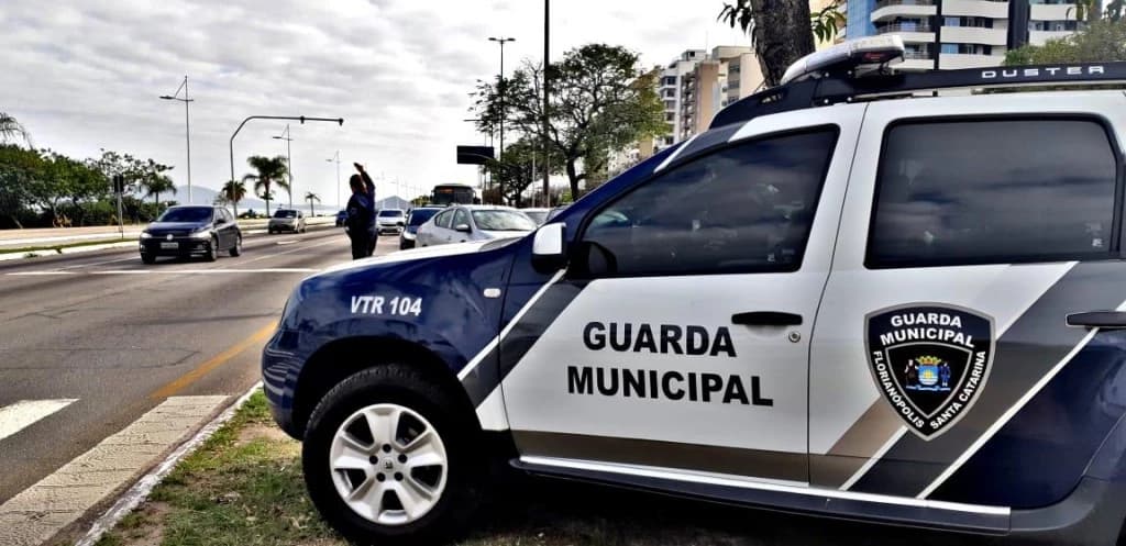 Grupo é preso por usar pulseira falsa para usufruir de hotel de luxo