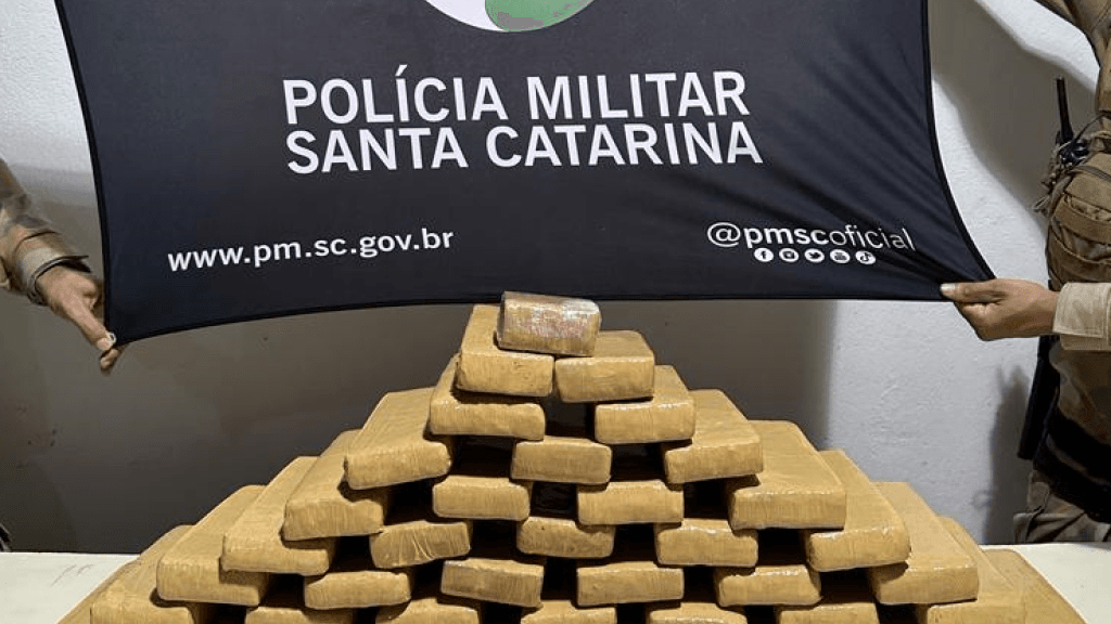 Dupla tenta enganar PM mas é flagrada com 30 kg de maconha em BC