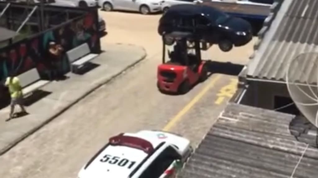 “Estacionou e não olhou, a empilhadeira levou”: PM guincha carros irregulares em praia de SC
