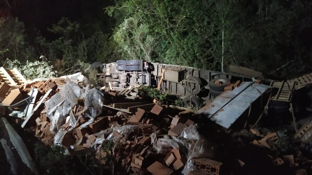 Trabalhador morre após caminhão tombar na SC-155