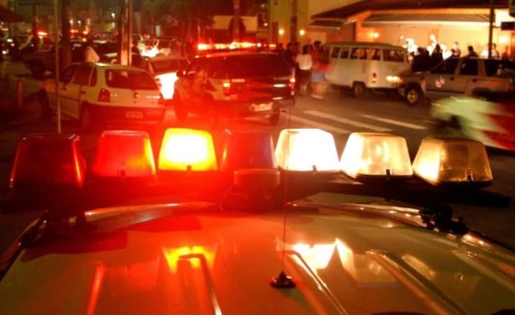 Homem agride esposa a vassouradas em Itapema