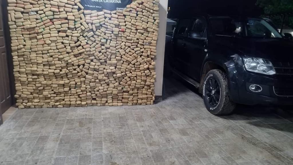 Polícia Militar apreende quase uma tonelada de maconha em carro abandonado