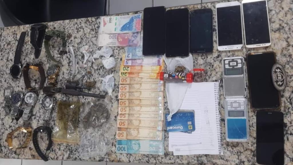 Homem é preso por tráfico de drogas e posse ilegal de arma de fogo em Bombinhas