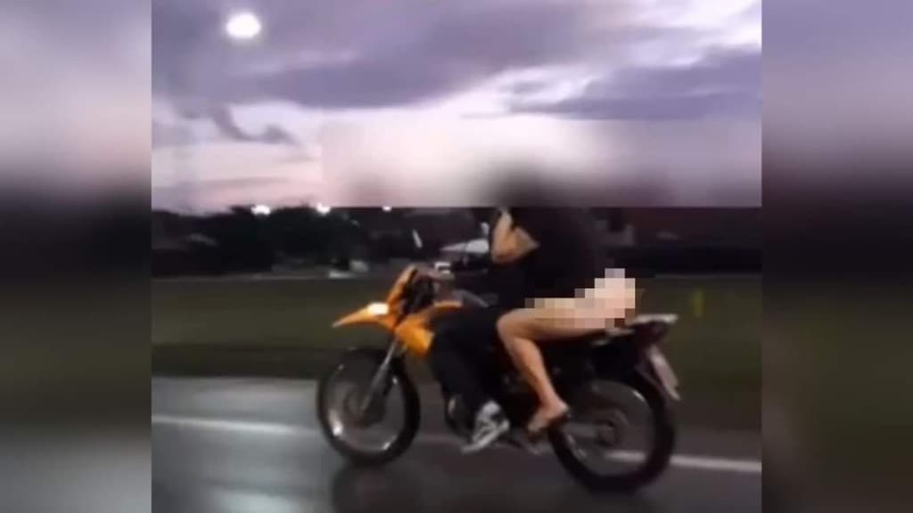 Garupa de motocicleta é flagrada seminua e sem capacete na BR-101