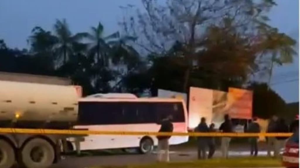 Micro-ônibus colide com caminhão de gasolina em Itajaí deixando cinco feridos