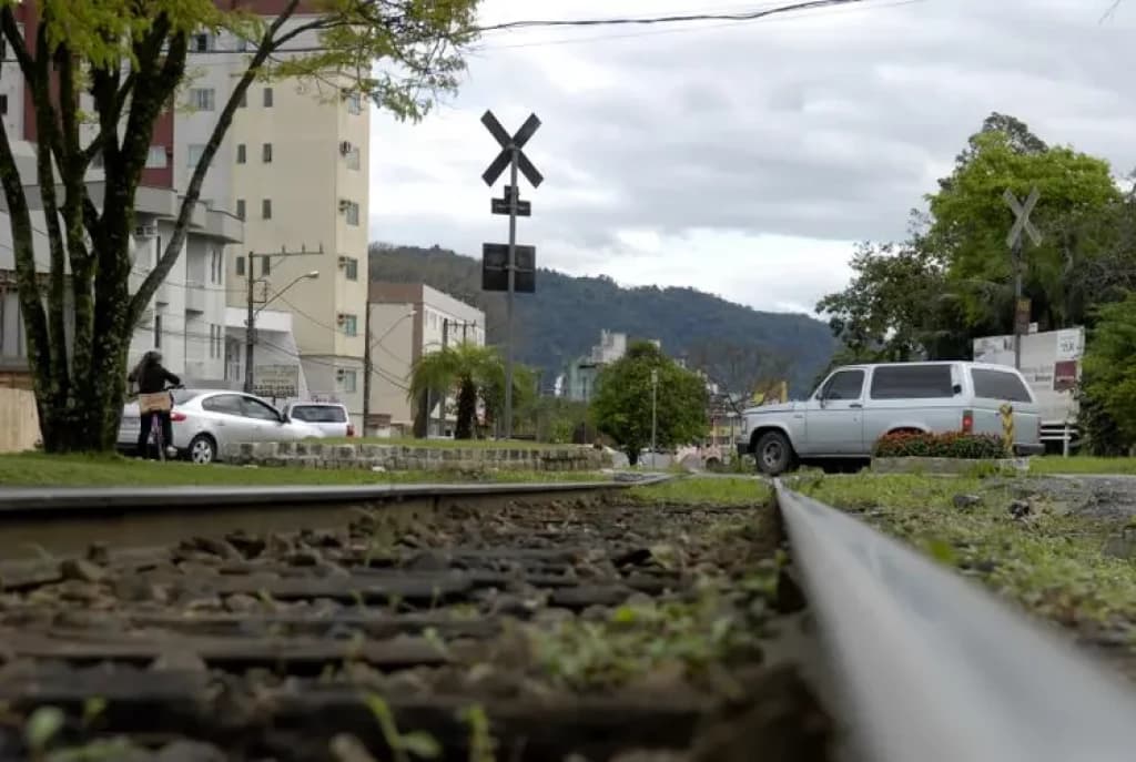 Homem morre após ser atropelado por trem em SC
