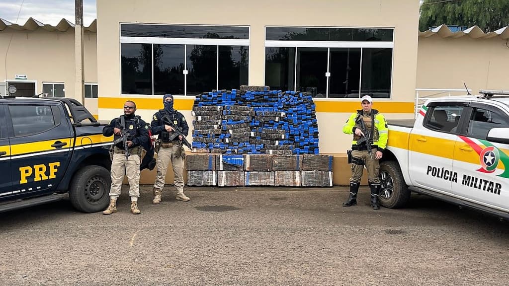 Polícia flagra carga de maconha avaliada em quase R$ 2 milhões em balsa de SC