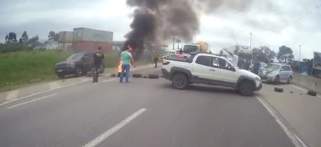 URGENTE: Manifestantes fecham BR-101 em Porto Belo