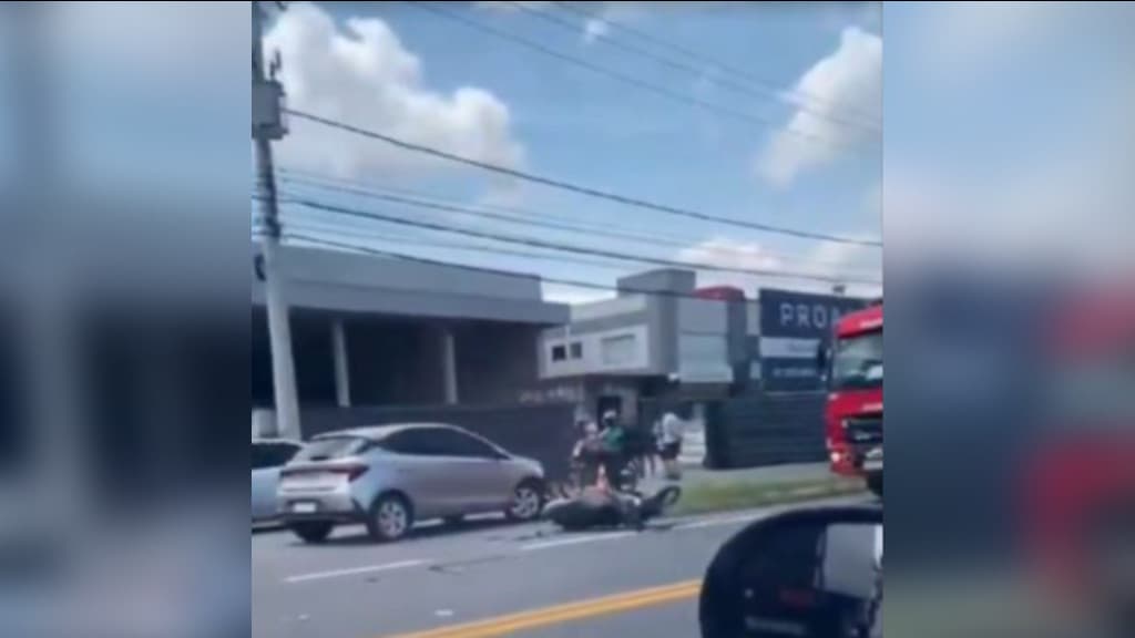Acidente envolvendo carro, moto e caminhão deixa um morto em Blumenau