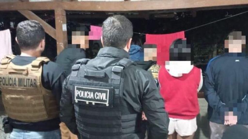 Polícia desmantelou quadrilha que aterrorizava mulheres pra roubar celular em SC