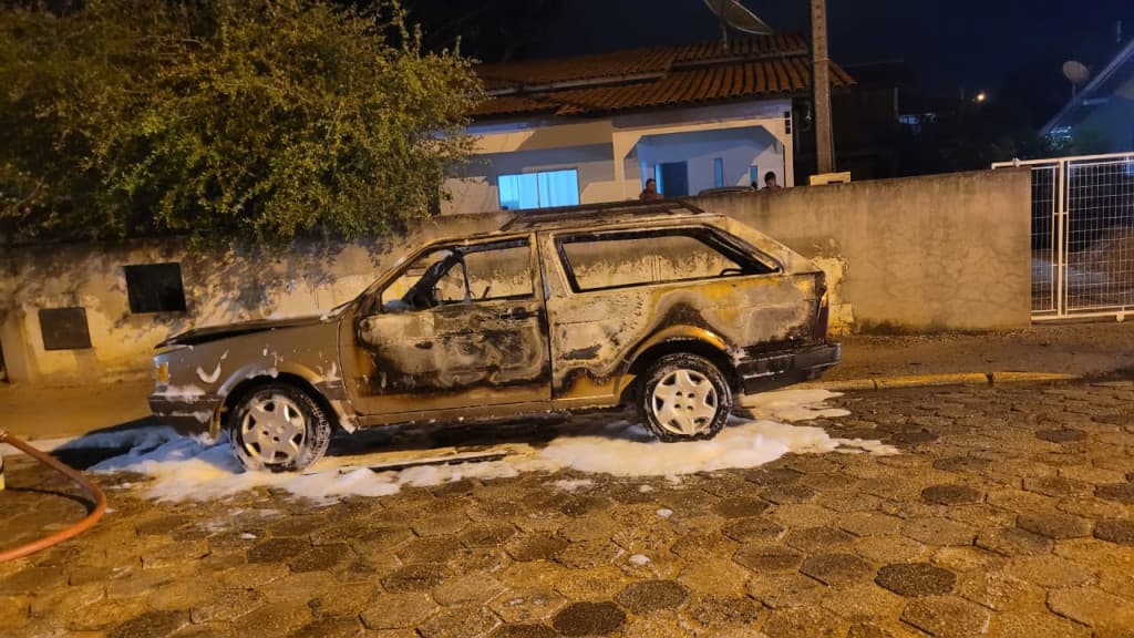 Incêndio em veículo mobiliza bombeiros em Porto Belo