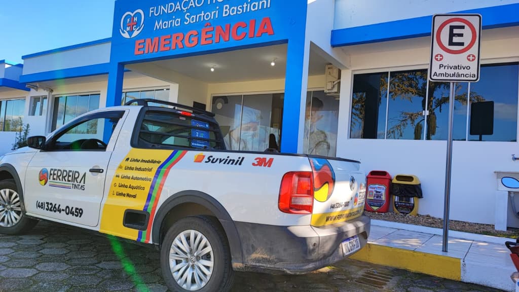 Empresa de Canelinha doa tinta para pintura do hospital