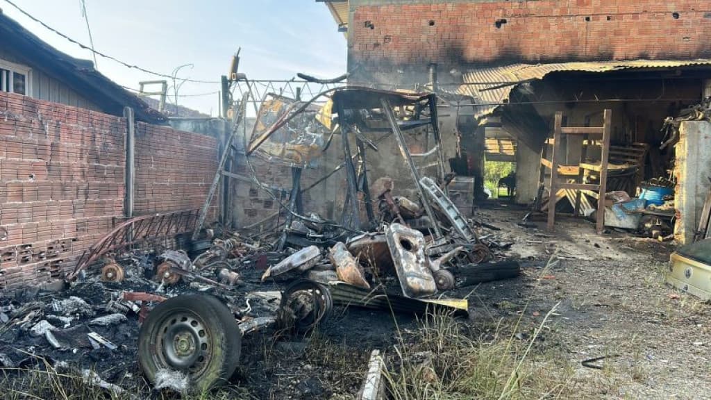 Mãe e filho recém-nascido são resgatados após incêndio atingir ferro-velho