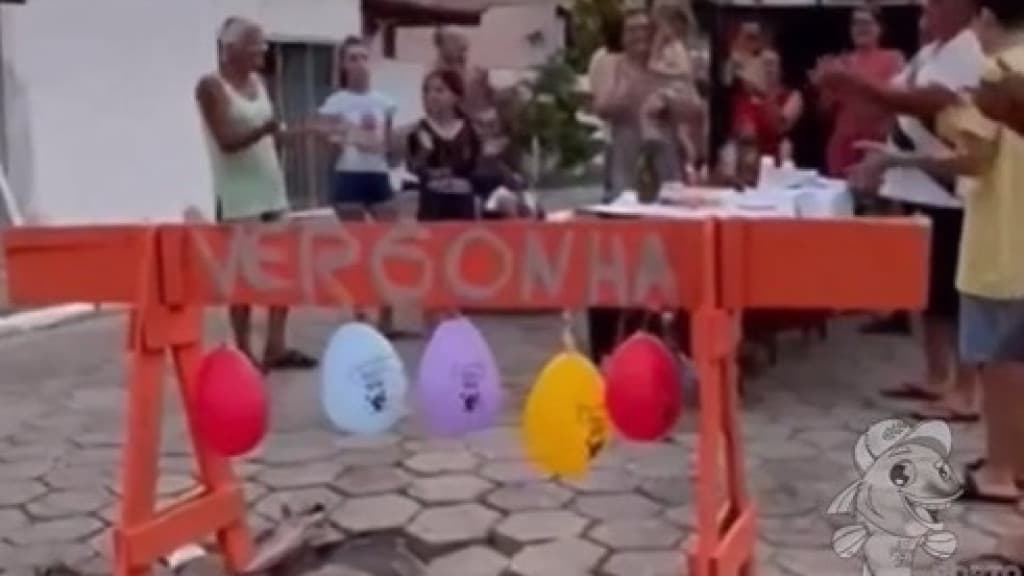 Moradores de Camboriú “celebram” aniversário de buraco com festa