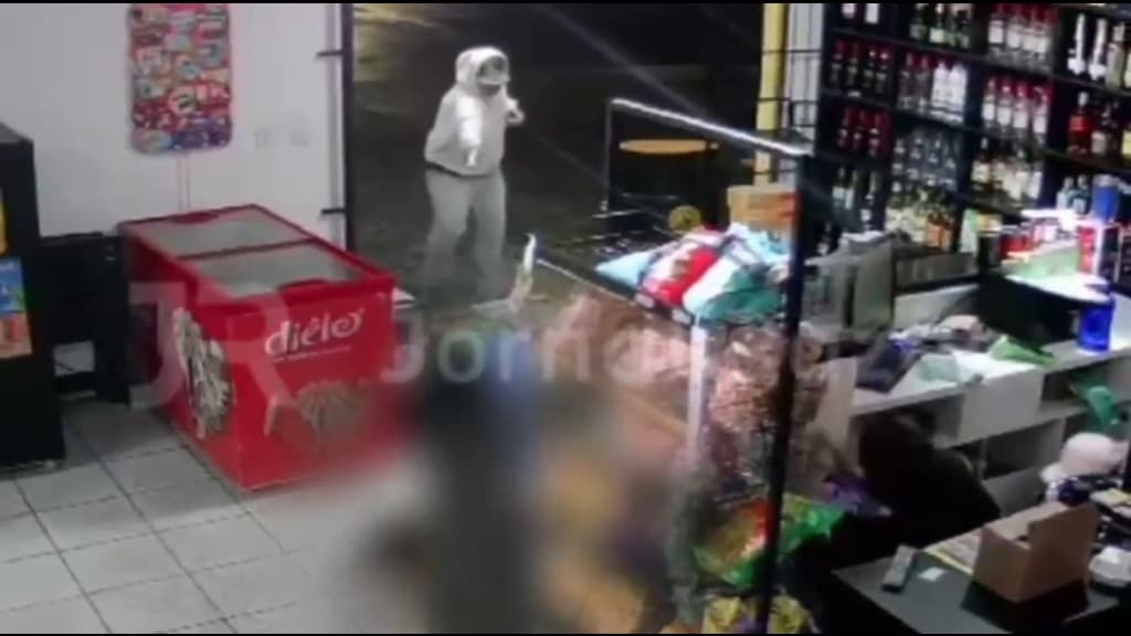 VÍDEO – Jovem é executado em ataque a tiros em conveniência de Joinville