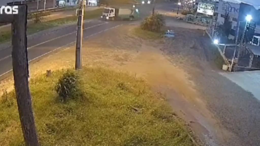 Ciclista atropelado por caminhão de lixo na SC-447