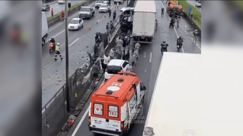 AGORA: Acidente com carreta bloqueia BR-101