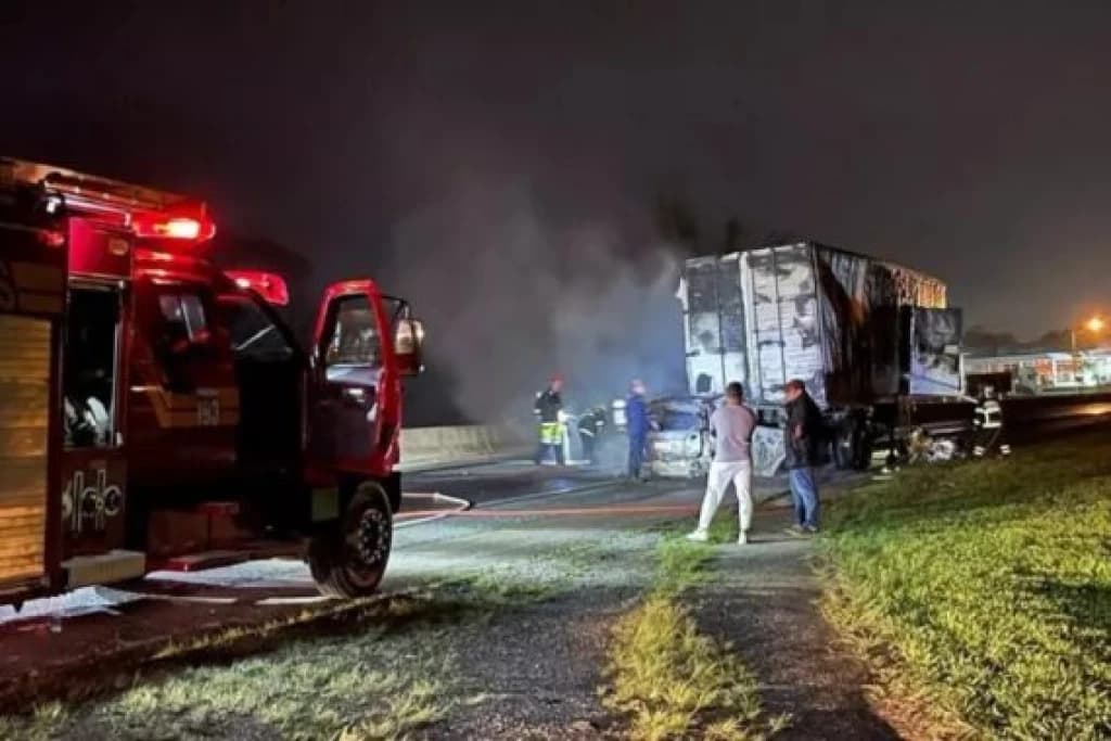 Motorista morre carbonizado após colisão na BR-101