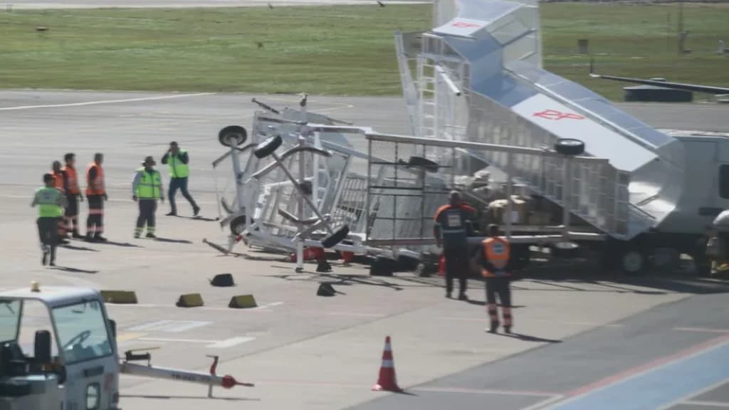 Ciclone extratropical arranca escadas de avião no aeroporto de Navegantes