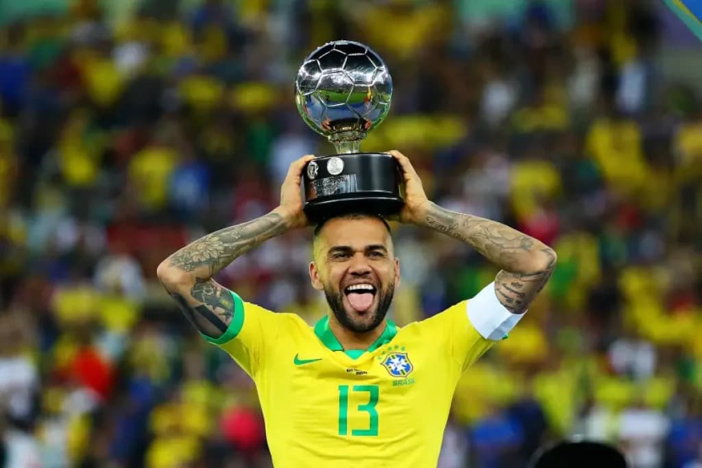 Daniel Alves rebate críticas e recebe apoio de colegas
