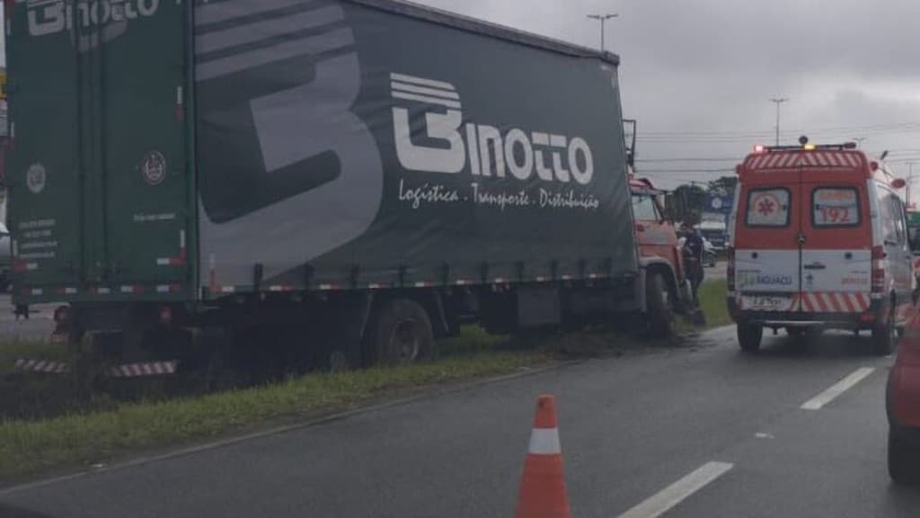 Motorista morre após passar mal e invadir canteiro na BR-101