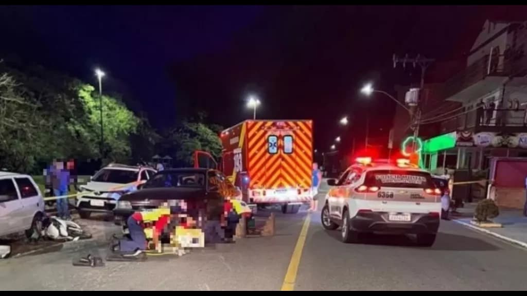 Motociclista morre ao perder controle em curva e ficar preso sob carro em SC