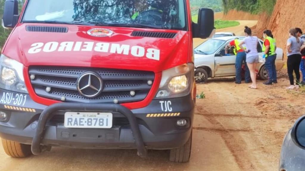 Colisão frontal entre carros deixa motorista ferido em Canelinha