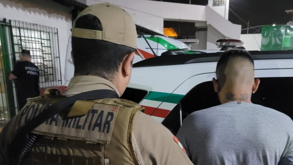 Foragido por não pagar pensão ao filho, adolescente é detido em bar de Bombinhas