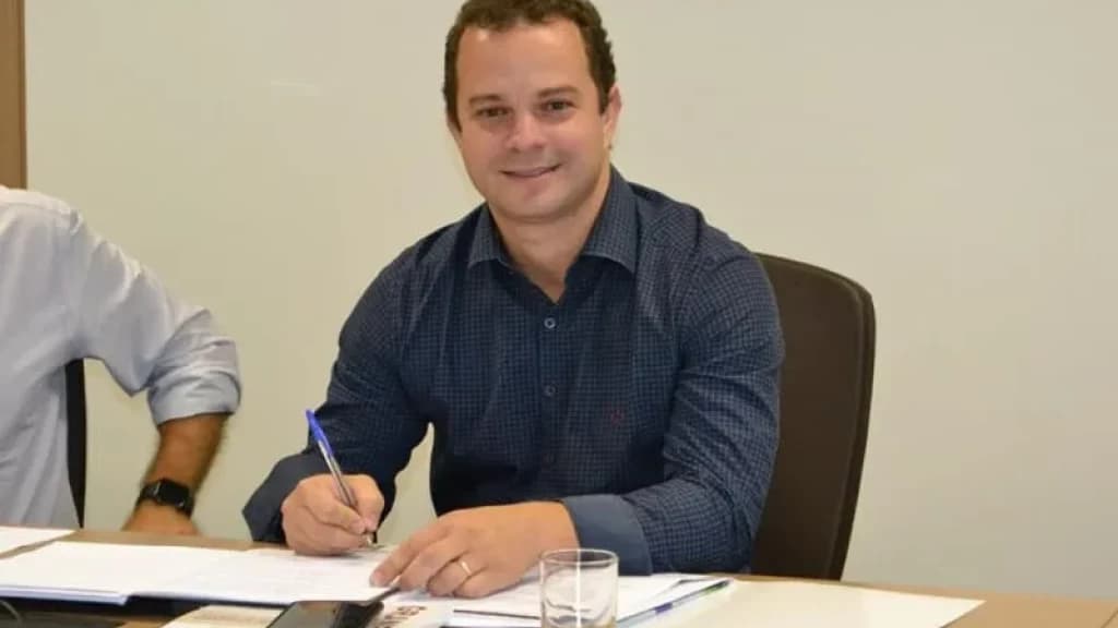 Ex-prefeito é condenado por nomear “personal trainer” como funcionário fantasma
