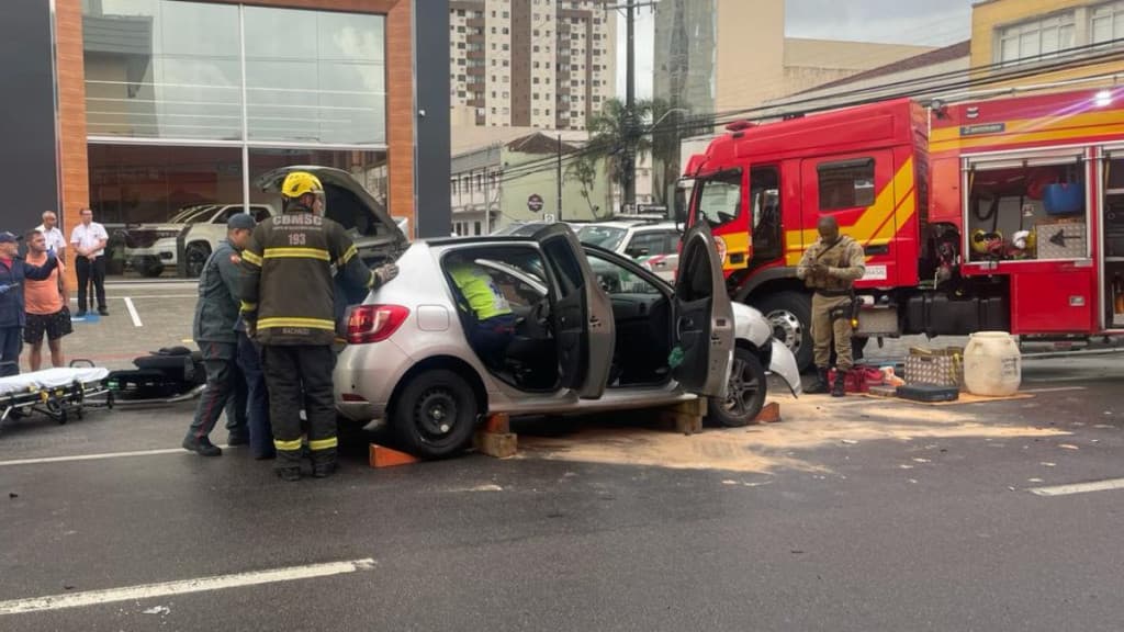 VÍDEO: Vítima fica presa às ferragens após grave acidente, em Florianópolis
