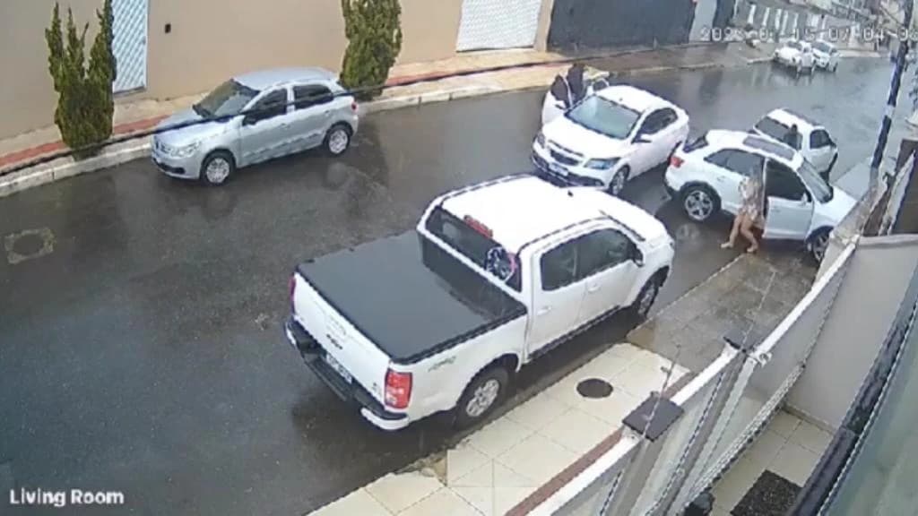 VÍDEO: Homem é executado a tiros em frente de residência em Balneário Camboriú