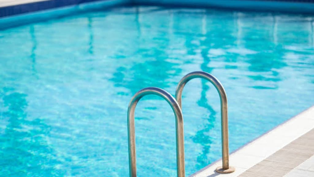Mulher bêbada mostra seios para crianças em piscina