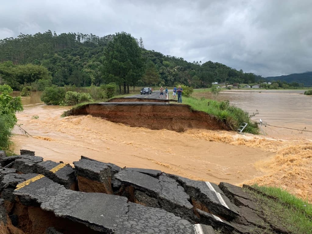 Deslizamento de terra interdita Serra do Rio do Rastro