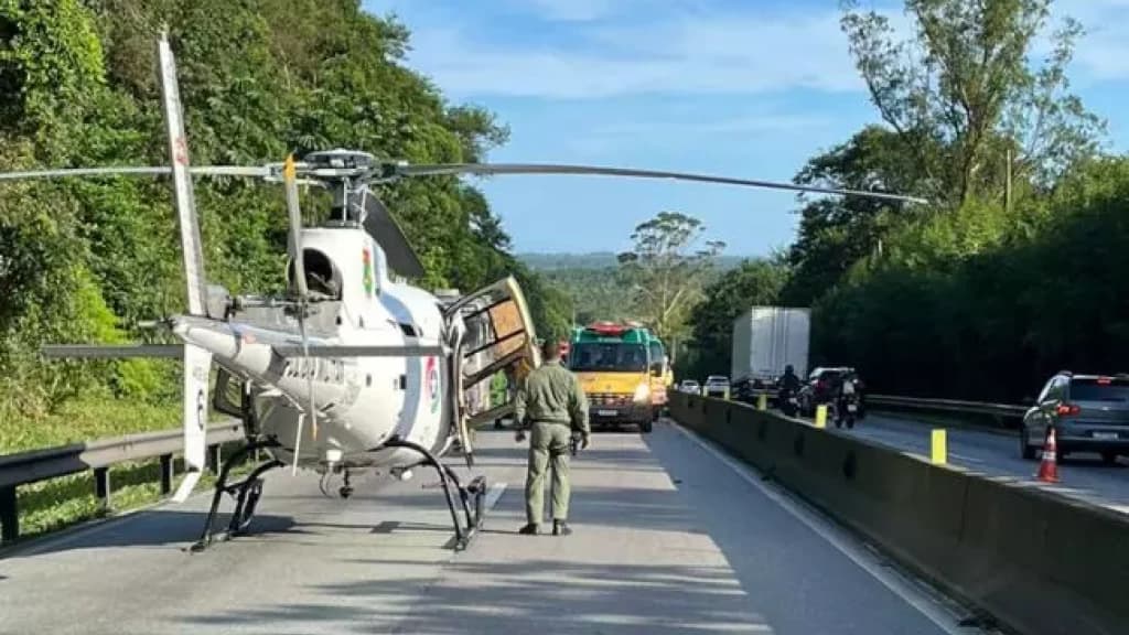 Casal fica ferido após colidir moto contra carro e caminhão na BR-101, em Palhoça