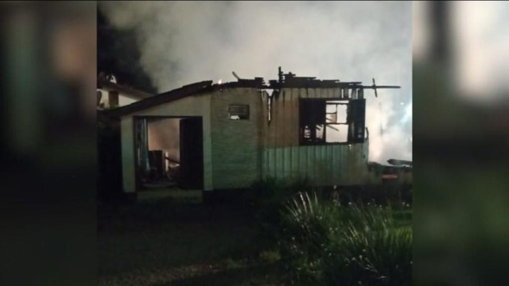 Homem briga com a namorada, bate na sogra e ateia fogo em residência