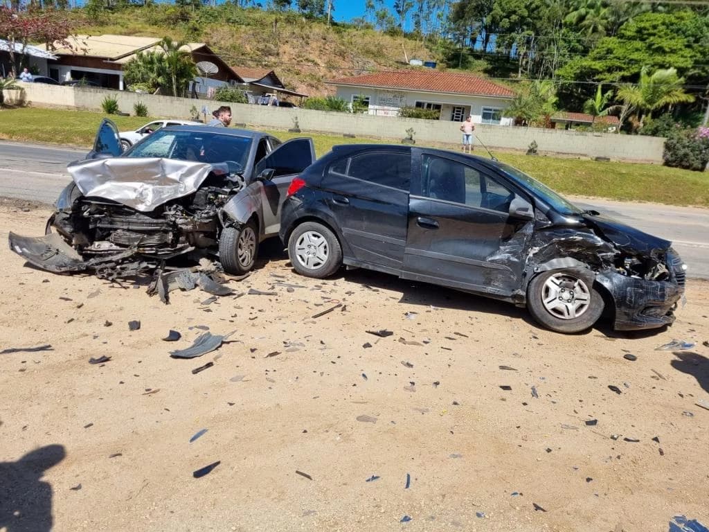 Vídeo: carros batem de frente na SC-410, em Tijucas