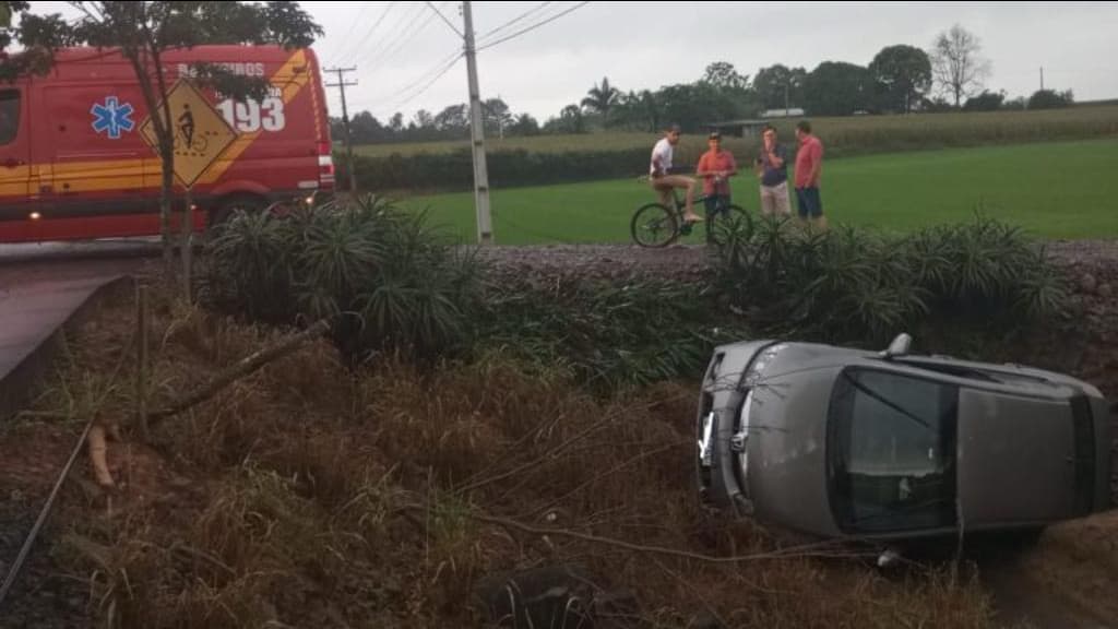 Colisão entre dois carros deixa criança de três anos ferida na SC-285