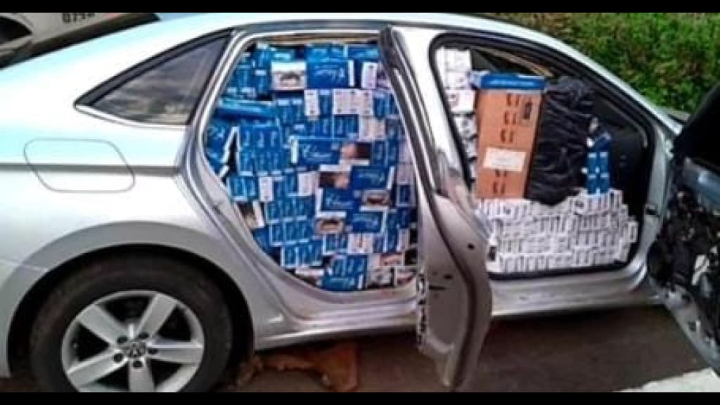 Homem com tornozeleira eletrônica é preso com 15 mil maços de cigarros contrabandeados