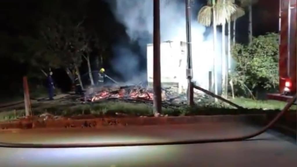 Casa é completamente destruída por incêndio em Canelinha