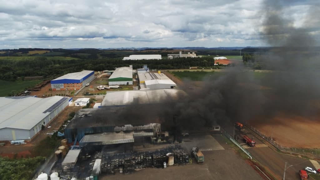 Explosão em indústria de produtos químicos libera fumaça tóxica em SC
